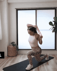 Exercício de tríceps com elástico